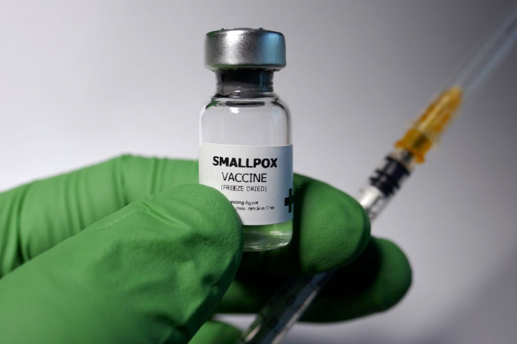an image of small pox vaccine, history of small pox, symptoms of smallpox, history of diseases; small pox vaccination, Edward Jenner and small pox vaccination